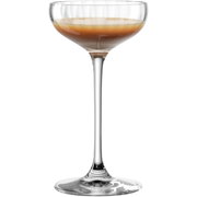 Elegante Likörschale POESIA 90ml aus Glas, gefüllt mit braunem Likör, seitliche Ansicht.