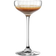 Elegante glazen likeurschaal POESIA van 90 ml, gevuld met bruine likeur, zijaanzicht.