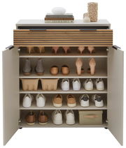 Schuhschrank mit offenen Türen, gefüllt mit verschiedenen Schuhen, von vorne gesehen. Obenauf stehen Dekorationsgegenstände und Bücher.