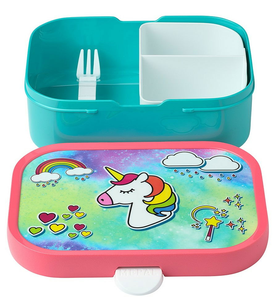 Bunte Brotdose mit Einhorn-Motiv, geöffnet, mit Fächern und Gabel, aus der Vogelperspektive