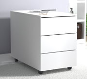 Weißer Rollcontainer mit drei Schubladen, Seitenansicht schräg von vorn (linke Frontperspektive), auf Rollen im modernen Büro.