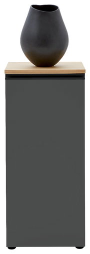 Graue Kommode mit Holzplatte und schwarzer Vase, Frontalansicht