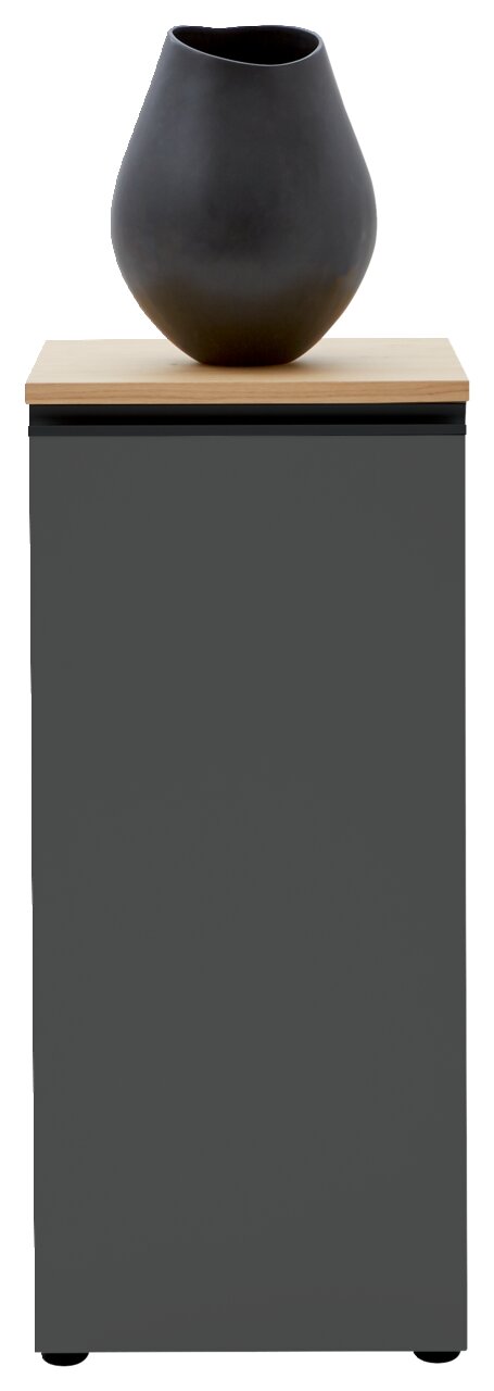Graue Kommode mit Holzplatte und schwarzer Vase, Frontalansicht