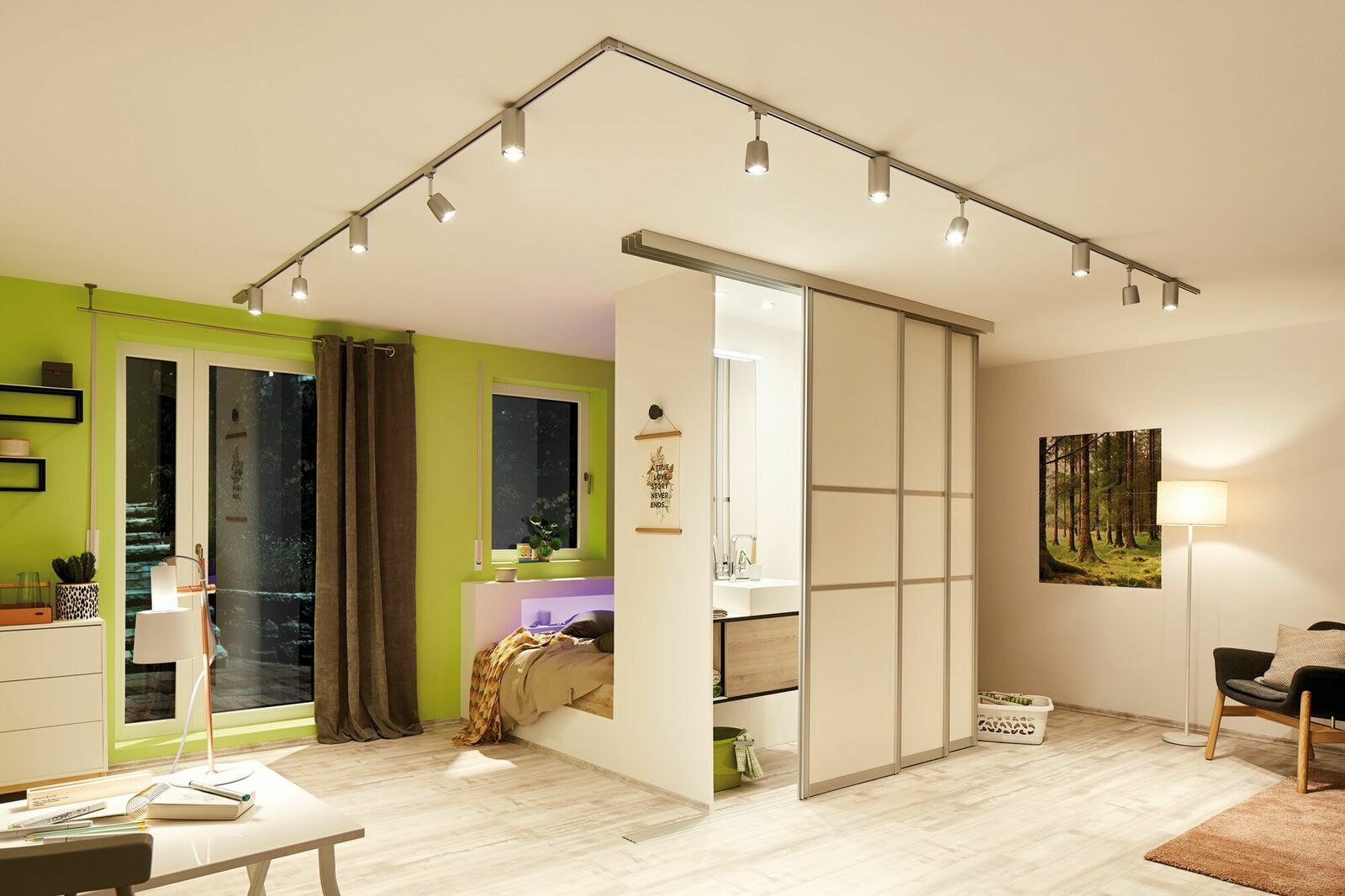 Moderne LED-Deckenleuchten in einem stilvoll eingerichteten Raum mit grüner Wand und Schiebetür, Perspektive von unten.