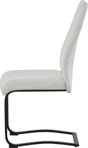 Seitliche Ansicht eines gepolsterten Esszimmerstuhls in hellem Beige mit hoher Rückenlehne und schwarzem Freischwinger-Metallgestell vor weißem Hintergrund