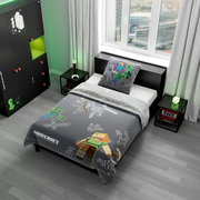 Minecraft Kinderbettwäsche in Grau mit Steve-, Alex- und Creeper-Motiv auf Bettdecke und Kissen, im modern eingerichteten Schlafzimmer, Perspektive: leicht erhöhte schräge Ansicht von vorne links