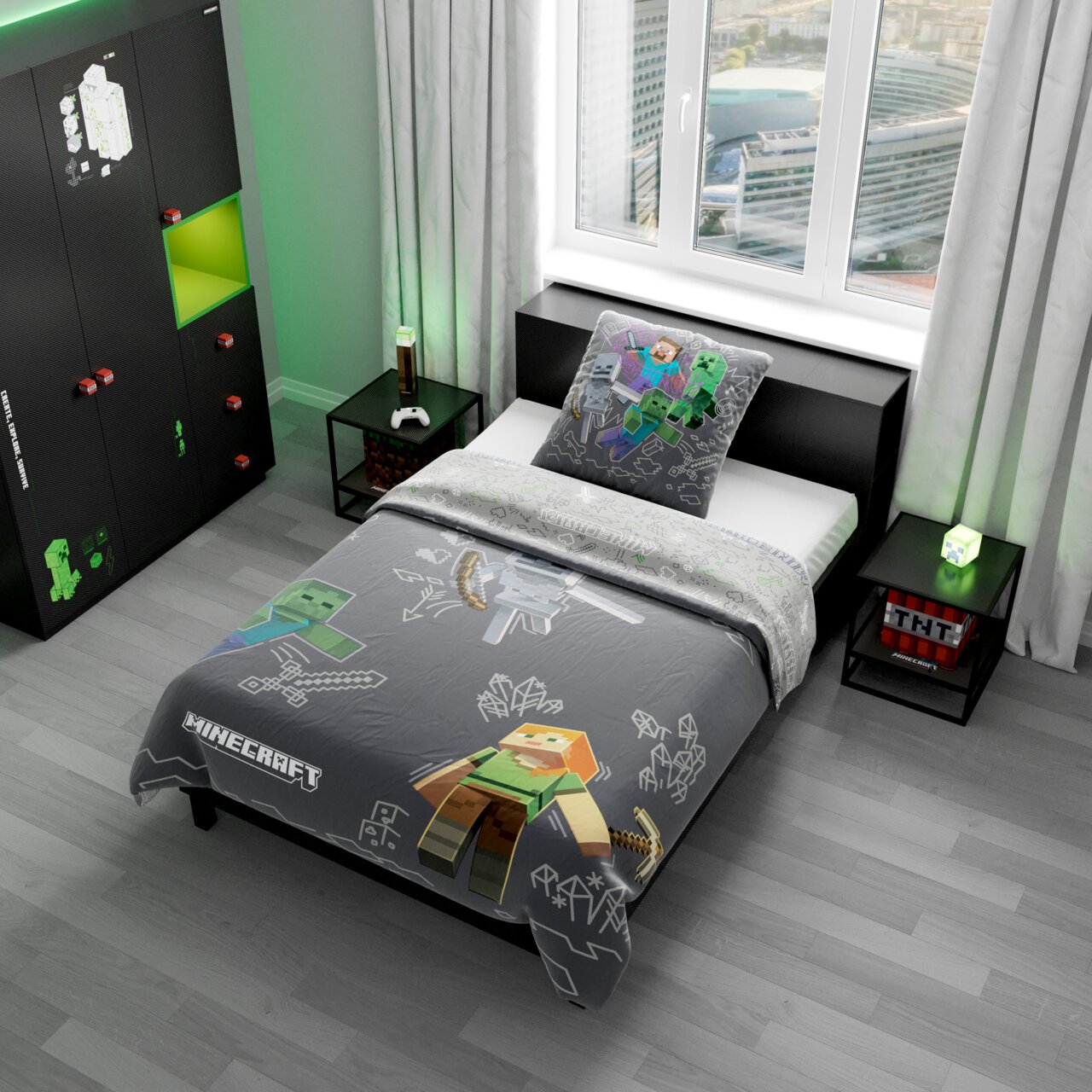 Minecraft Kinderbettwäsche in Grau mit Steve-, Alex- und Creeper-Motiv auf Bettdecke und Kissen, im modern eingerichteten Schlafzimmer, Perspektive: leicht erhöhte schräge Ansicht von vorne links