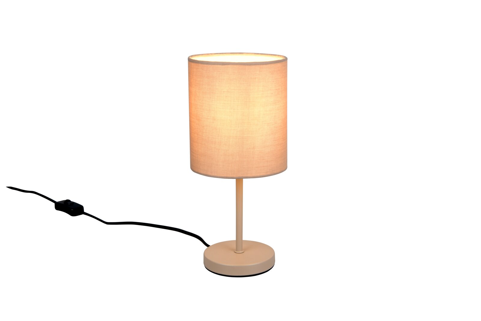 Beige Tischlampe mit zylindrischem Stoffschirm, rundem Fuß und schwarzem Kabel mit Zwischenschalter, freigestellt auf weißem Hintergrund, Frontansicht leicht von oben