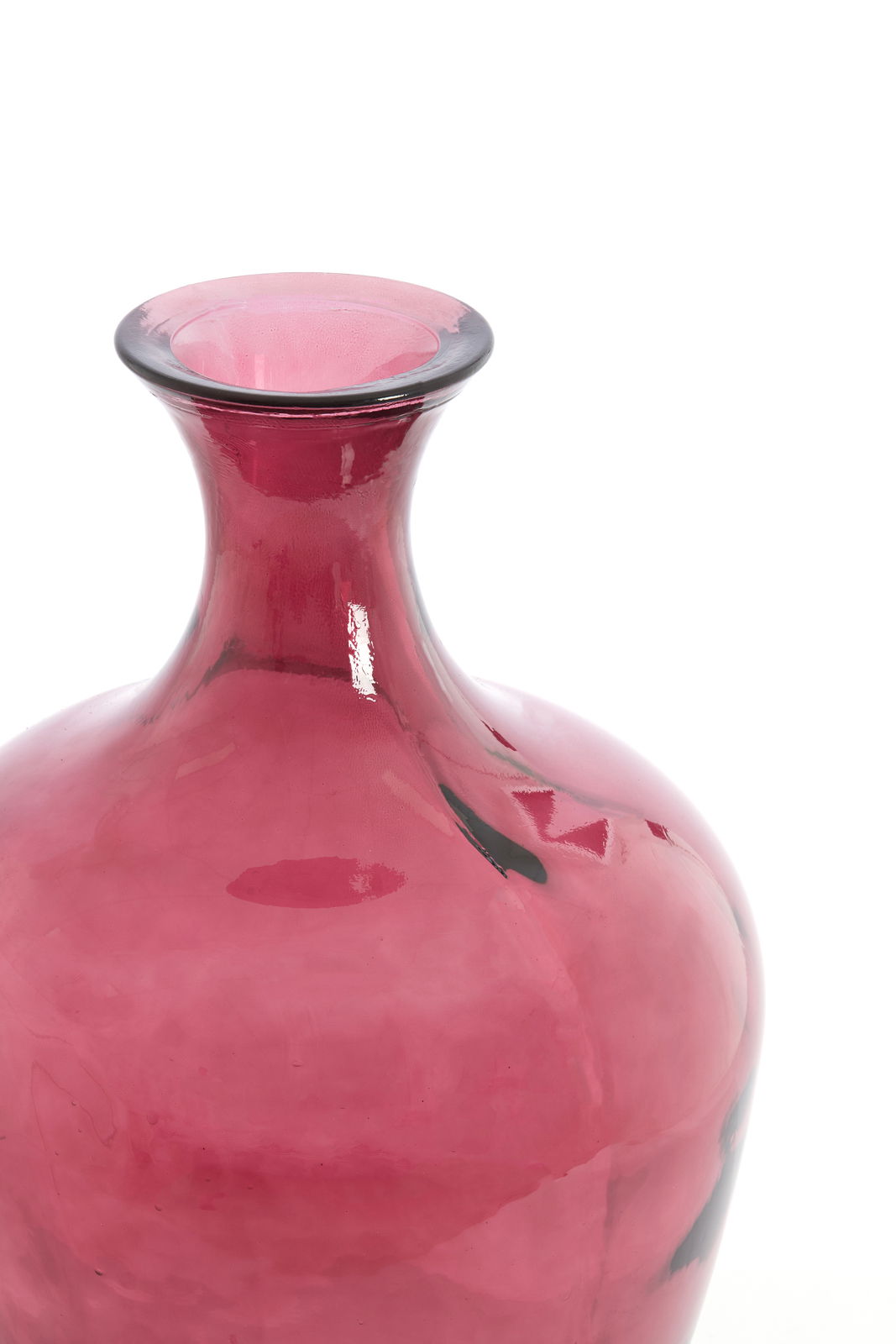 Nahaufnahme einer glänzenden, rosafarbenen Vase mit breitem Rand und elegantem Design.