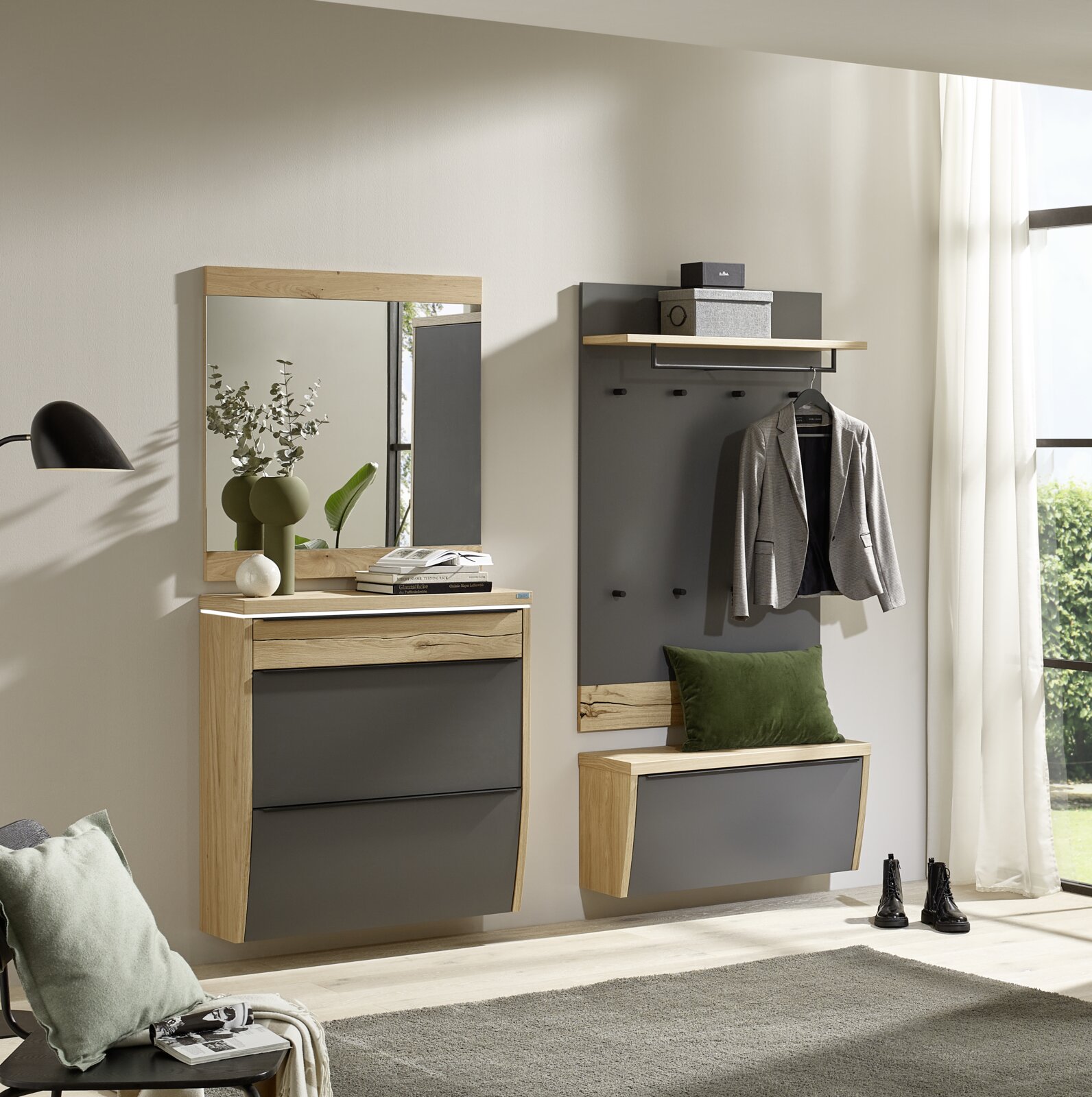Dieter Knoll Garderoben-Set 4-tlg. ARCO TREND Modernes Garderoben-Set im Flur mit Holzoptik und anthrazitfarbenen Fronten: Spiegel über Schuhschrank, Garderobenpaneel mit Ablage und Haken sowie Sitzbank mit Klappe, fotografiert in leichter Schrägansicht von vorn.