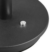 Nahaufnahme der Basis einer schwarzen Tischleuchte Celeste mit silbernem Schalter, von oben betrachtet.