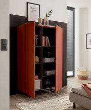 Modernes, hohes Aufbewahrungs-/Vitrinenschrank-Design in Rostrot mit zwei geöffneten Türen und schwarzen Innenfächern, im Wohnraum platziert; Perspektive: frontale leicht seitliche Ansicht.