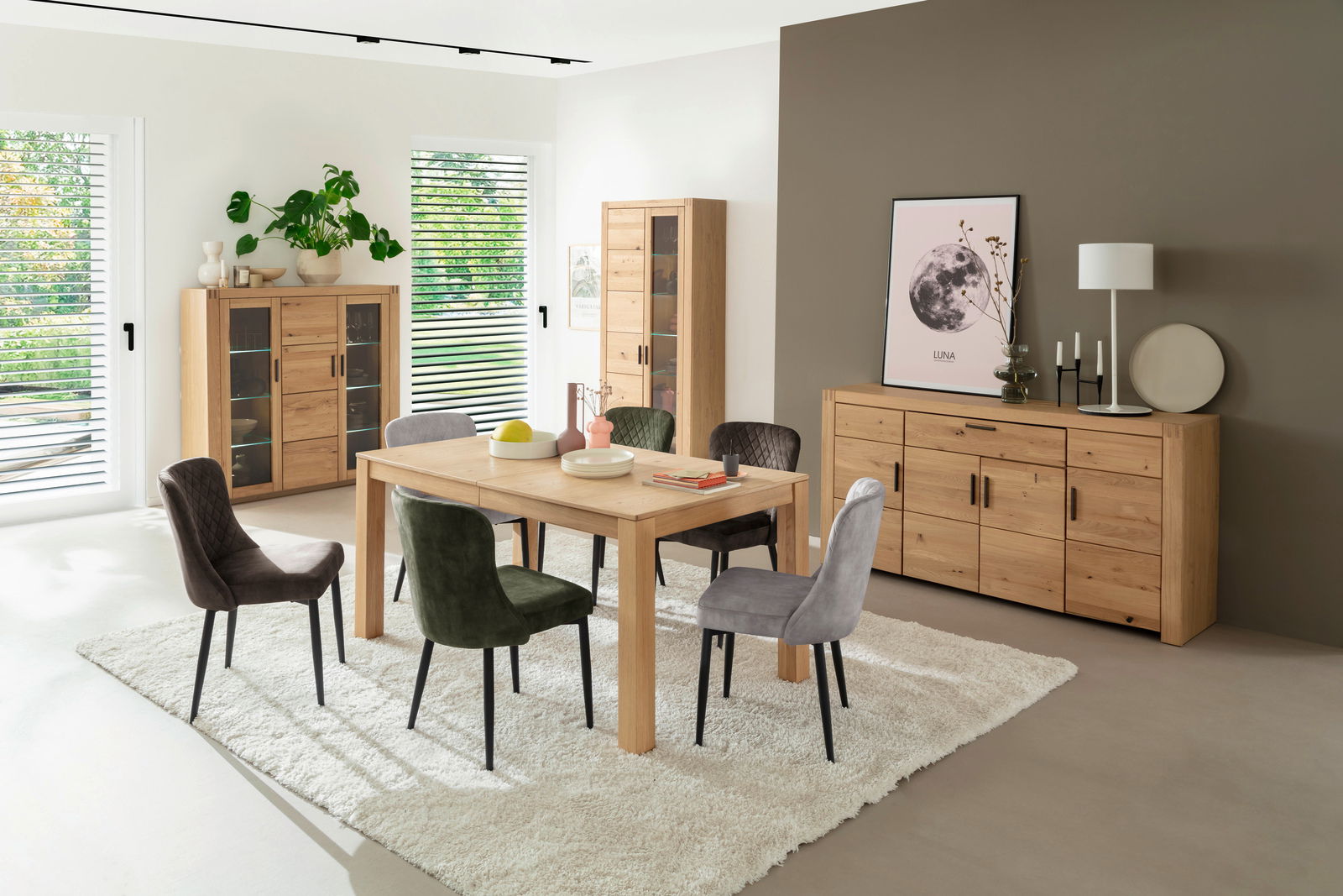 Esszimmer mit modernem Highboard aus Holz, umgeben von einem Esstisch und Stühlen, seitliche Perspektive