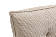 Close-up van een fauteuil met een beige, geribbelde stoffen bekleding, gezien vanaf de zijkant