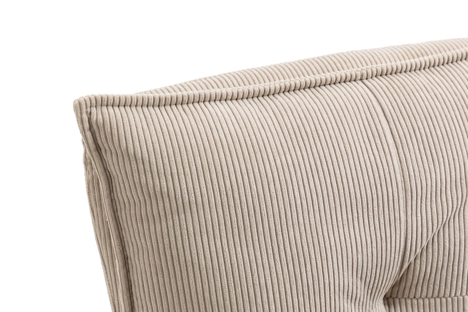 Close-up van een fauteuil met een beige, geribbelde stoffen bekleding, gezien vanaf de zijkant