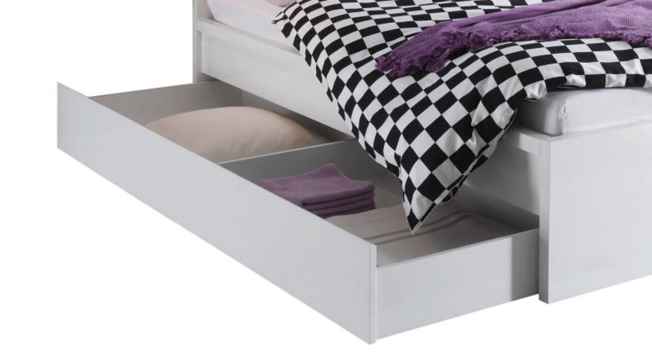 Z2 Bettschubkasten MALMÖ Bettschubkasten MALMÖ in Weiß, herausgezogen unter einem Bett, gefüllt mit Kissen und Decken, seitliche Perspektive.