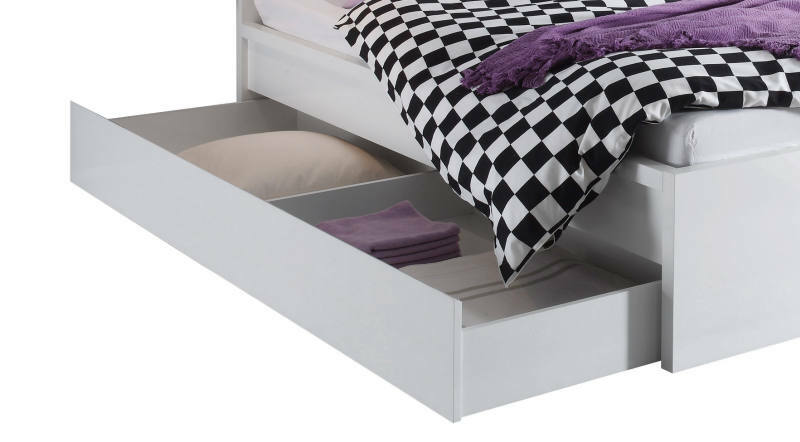 Z2 Bettschubkasten MALMÖ Bettschubkasten MALMÖ in Weiß, herausgezogen unter einem Bett, gefüllt mit Kissen und Decken, seitliche Perspektive.
