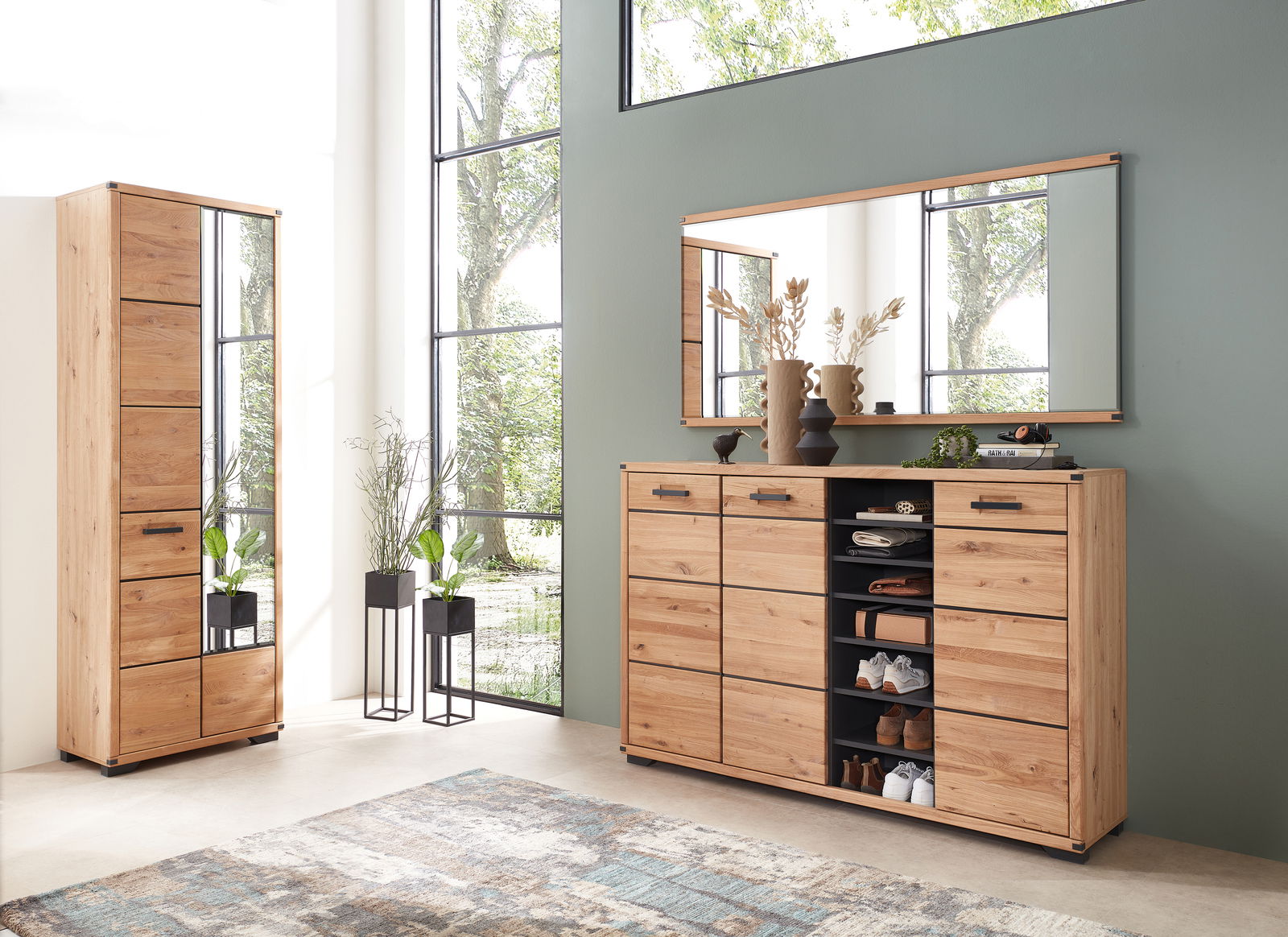 Linea Natura XL-Schuhschrank GENUA II Moderne Garderobeneinrichtung mit Holzoptik, bestehend aus einem hohen Schuhschrank und einem breiten XL-Schuhschrank mit Spiegel, seitliche Perspektive.