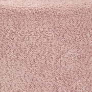 Nahaufnahme eines rosa strukturierten Hockers aus Bouclé-Stoff, von oben betrachtet.