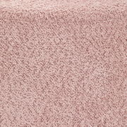 Nahaufnahme eines rosa strukturierten Hockers aus Bouclé-Stoff, von oben betrachtet.