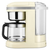 Kaffeemaschine in Cremefarbe, seitliche Ansicht mit Glaskanne und Wassertank