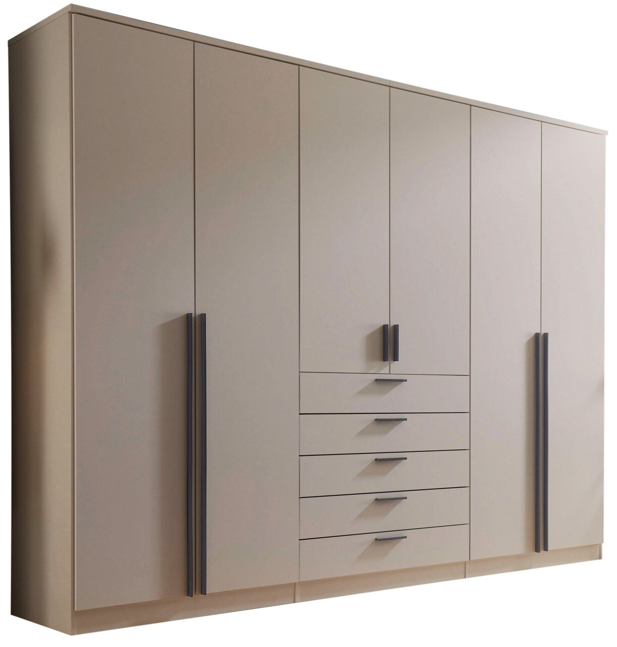 Großer moderner Kleiderschrank in Beige mit drei Türen, mittigem Schubladenblock und dunklen Griffleisten, Ansicht schräg von vorne (3/4-Perspektive)