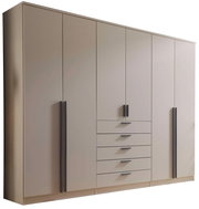 Großer moderner Kleiderschrank in Beige mit drei Türen, mittigem Schubladenblock und dunklen Griffleisten, Ansicht schräg von vorne (3/4-Perspektive)