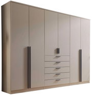 Grote, moderne kledingkast in beige met drie deuren, een ladeblok in het midden en donkere handgrepen, schuin vooraanzicht (3/4-perspectief)