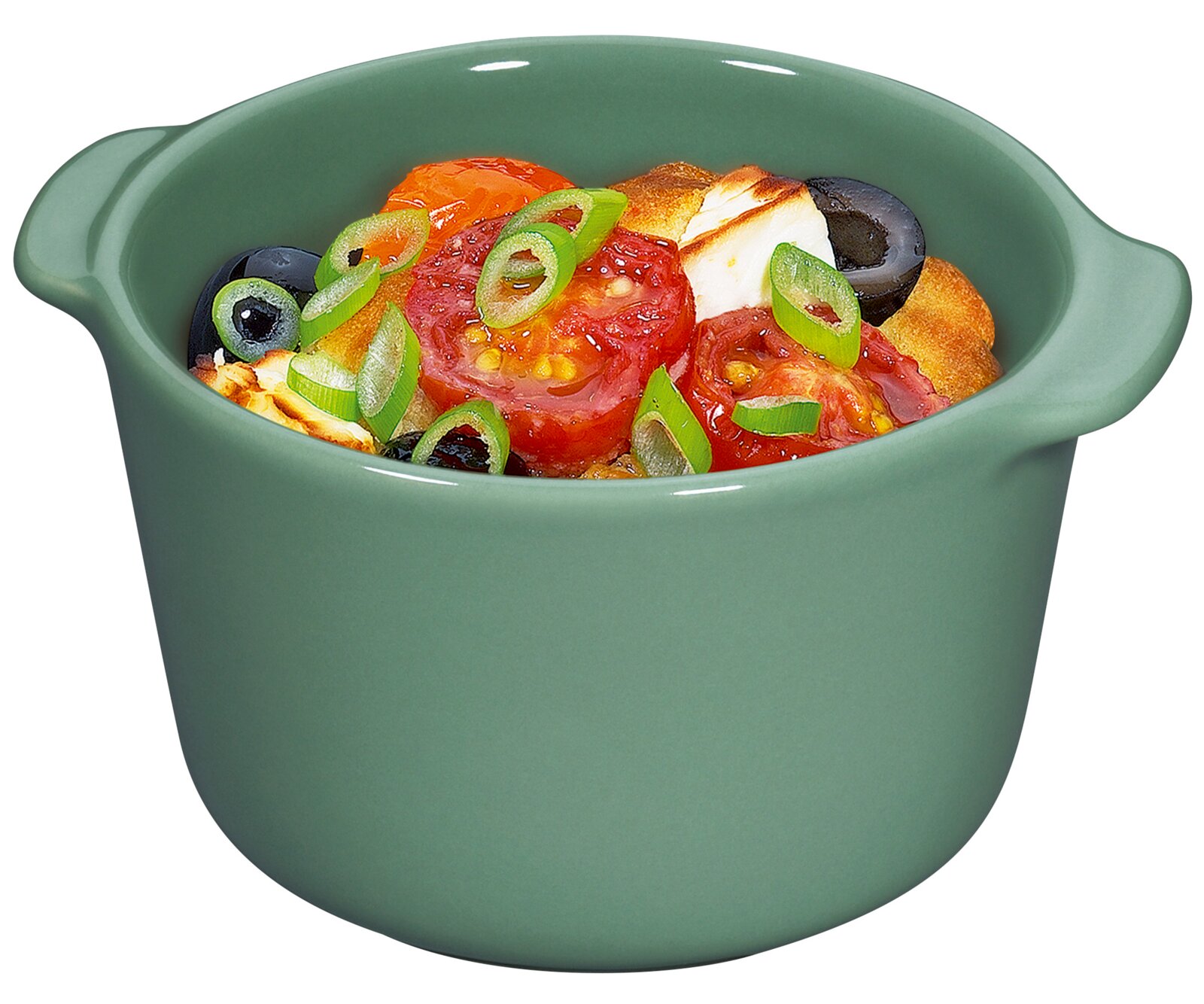 Grünes Ragoutschälchen mit Griffen, gefüllt mit Tomaten, Oliven und Frühlingszwiebeln, aus der Vogelperspektive.