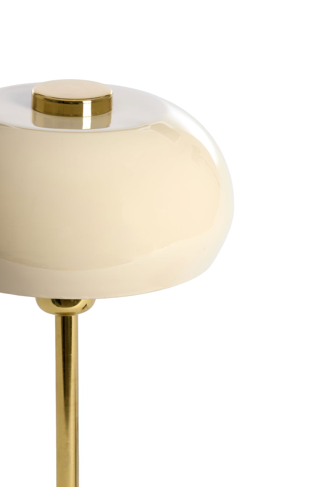Nahaufnahme einer Tischleuchte mit einem runden, cremefarbenen Lampenschirm und einem goldenen Ständer, seitliche Perspektive.