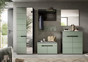 Modernes Flurmöbel-Set in Salbeigrün mit Garderobenschrank mit Spiegeltür, Wandgarderobe mit Hutablage und Haken, Sitzbank mit Polster sowie Kommode mit Spiegel, frontal aus Augenhöhe in einem minimalistischen Eingangsbereich.