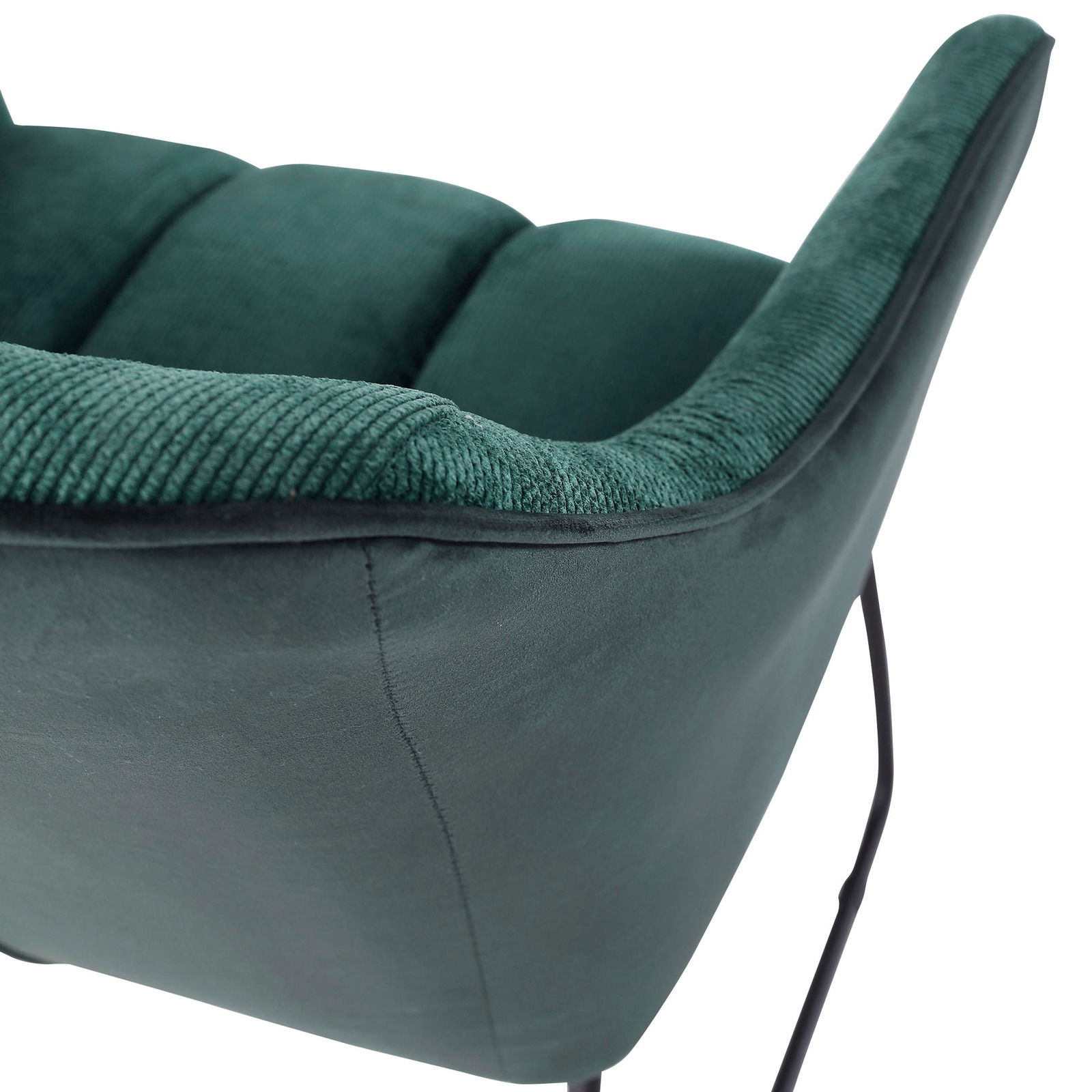Rückansicht eines grünen Armlehnstuhls mit gepolsterter Rückenlehne und schwarzen Metallbeinen.