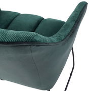 Rückansicht eines grünen Armlehnstuhls mit gepolsterter Rückenlehne und schwarzen Metallbeinen.