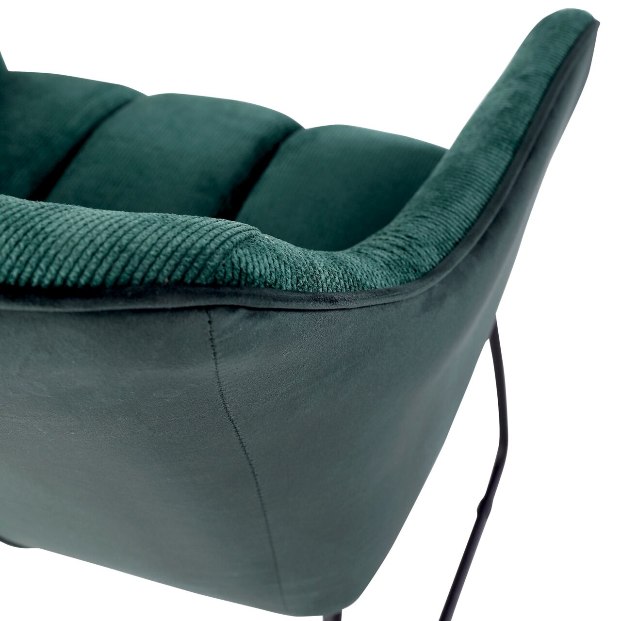 Novel Armlehnstuhl LAILA Rückansicht eines grünen Armlehnstuhls mit gepolsterter Rückenlehne und schwarzen Metallbeinen.
