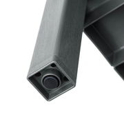 Nahaufnahme eines grauen, rechteckigen Regalbeins mit strukturierter Oberfläche, perspektivisch von unten betrachtet.