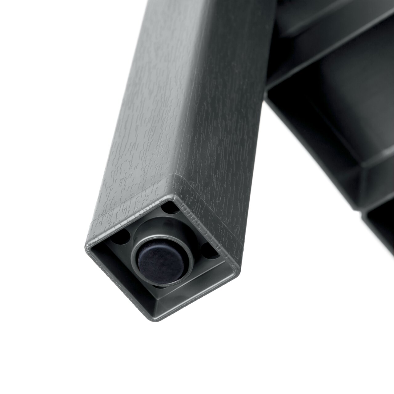 Nahaufnahme eines grauen, rechteckigen Regalbeins mit strukturierter Oberfläche, perspektivisch von unten betrachtet.