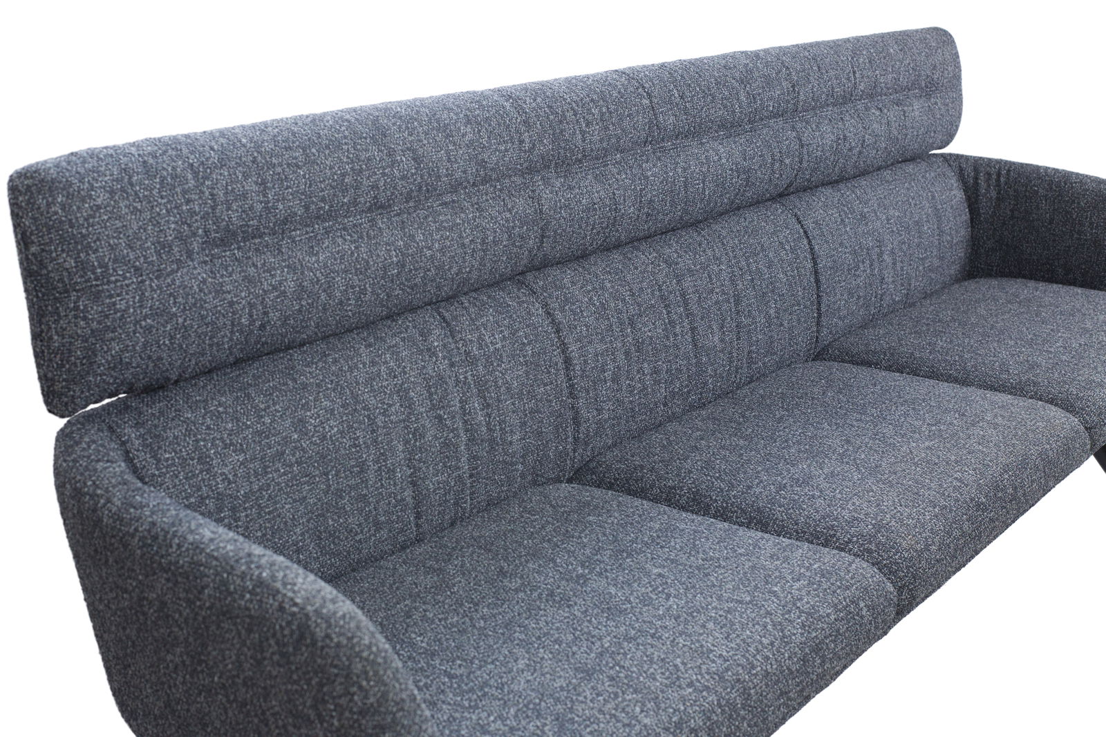 Graue Sitzbank mit hoher Rückenlehne, seitlicher Blickwinkel