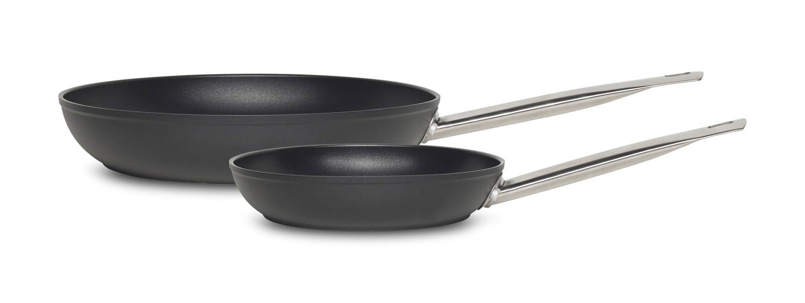 Zwei schwarze Pfannen mit silbernen Griffen, eine größere und eine kleinere, aus seitlicher Perspektive fotografiert.