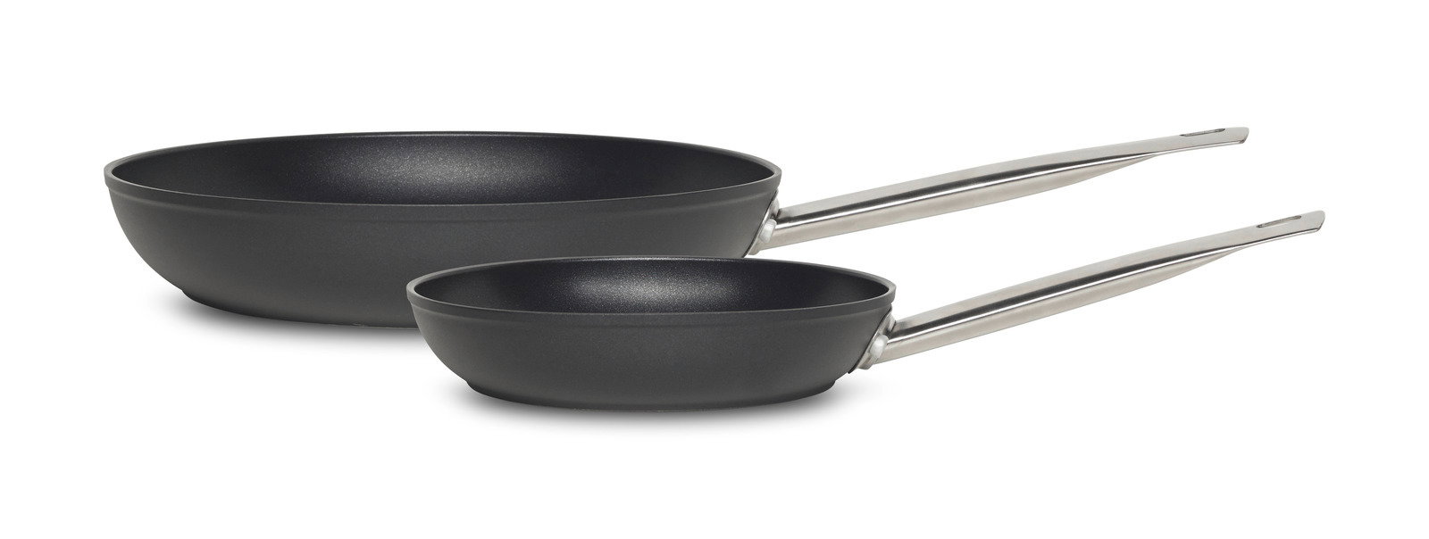 Zwei schwarze Pfannen mit silbernen Griffen, eine größere und eine kleinere, aus seitlicher Perspektive fotografiert.