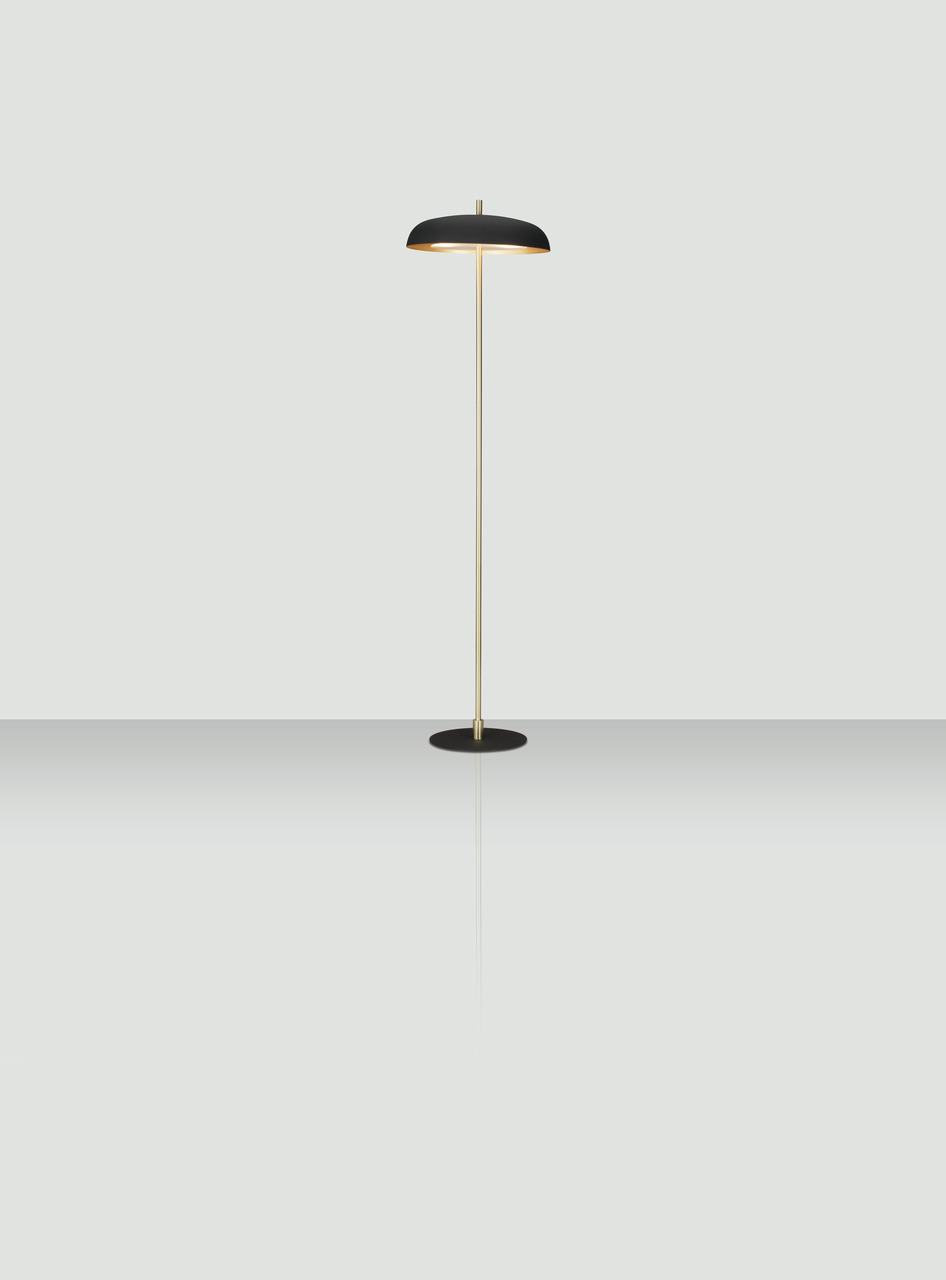 Moderne Stehleuchte mit schwarzem Lampenschirm und goldener Stange, seitliche Perspektive