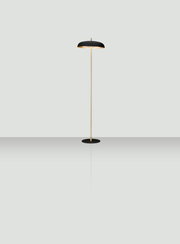 Moderne Stehleuchte mit schwarzem Lampenschirm und goldener Stange, seitliche Perspektive