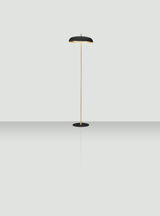 Moderne Stehleuchte mit schwarzem Lampenschirm und goldener Stange, seitliche Perspektive