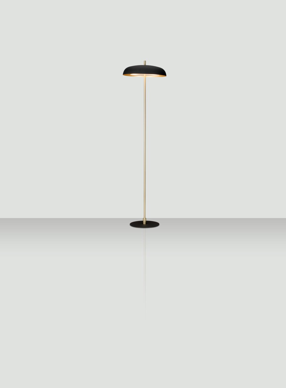 Moderne Stehleuchte mit schwarzem Lampenschirm und goldener Stange, seitliche Perspektive