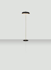 Moderne Stehleuchte mit schwarzem Lampenschirm und goldener Stange, seitliche Perspektive