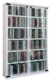 Weißer CD-Schrank mit zwei Glas-Schiebetüren und mehreren Regalböden, gefüllt mit CDs, in leichter Frontansicht (schräg von vorn) freigestellt auf weißem Hintergrund.