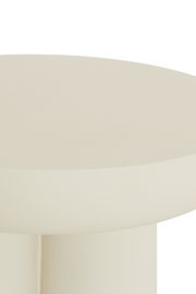 Nahaufnahme eines weißen Couchtischs mit runder Tischplatte und zylindrischem Bein, seitliche Perspektive.