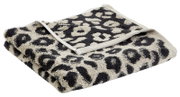 Gefaltetes Handtuch mit Leopardenmuster in Schwarz und Beige, seitliche Perspektive
