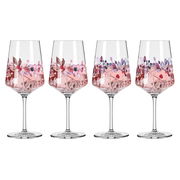 Vier elegante Weingläser mit floralen Mustern und rosa Getränk, frontal betrachtet.