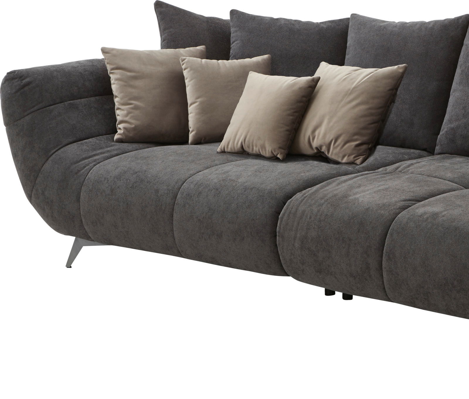 Großes, modernes Sofa in dunklem Grau mit mehreren beigen Kissen, seitliche Perspektive