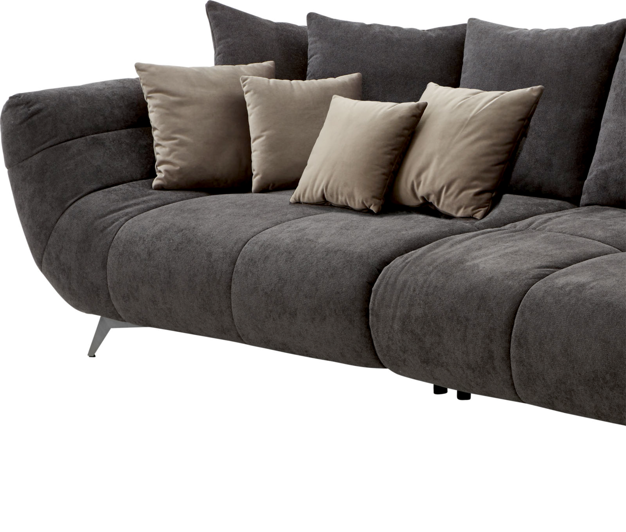 Großes, modernes Sofa in dunklem Grau mit mehreren beigen Kissen, seitliche Perspektive